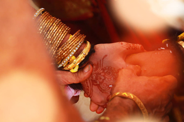 インドの花嫁と新郎の結婚式の後、手を繋いでのクローズ アップ, - 写真・画像