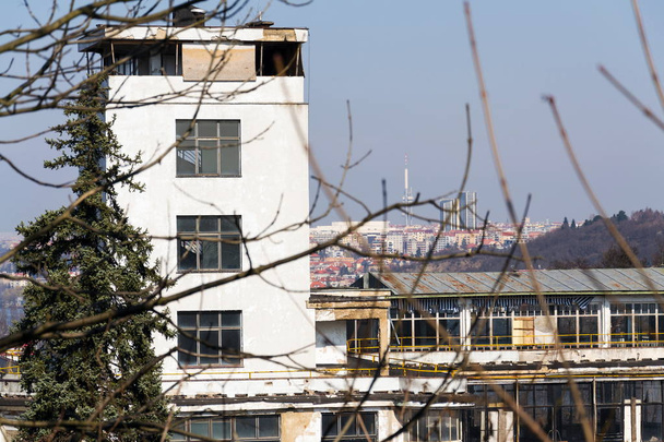 Заброшенные руины комплекса зданий функционализма на террасах Баррандова в Праге, Чешская Республика, спроектированные Максом Урбаном в 1927 году, вдохновлены Клифф Хаусом недалеко от Сан-Франциско
 - Фото, изображение