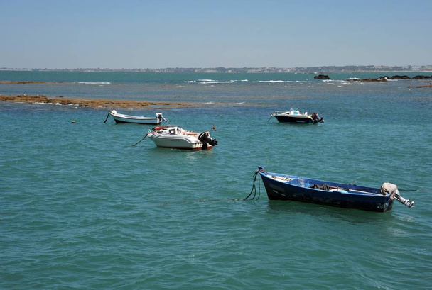 CADIZ, SPAIN - JULY 8, 2011: Boats off the coast near the beach of La Catalina in Cadiz. - Foto, Imagem