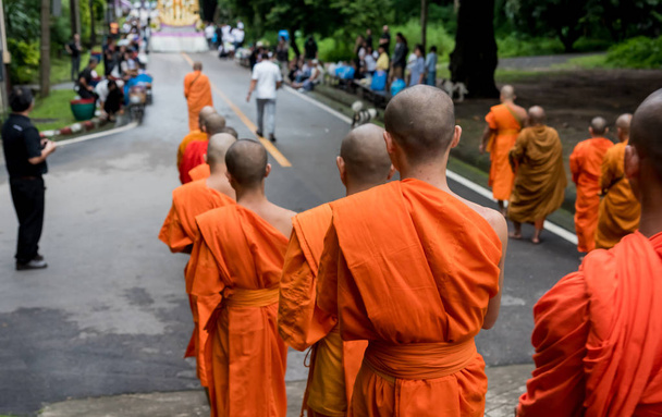  felismerhetetlen szerzetes, séta utca. - Fotó, kép