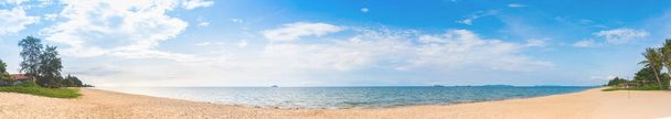 Изображение пляжа в солнечный день на пляже Mae Pim Beach на Чакфонге, дорога Пэ-Ко, район Феенг, Районг Таиланд - Фото, изображение