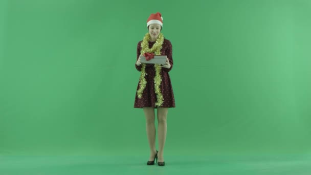 Genç bir kadın Christmasgift üstünde belgili tanımlık yeşil perde açıyor - Video, Çekim