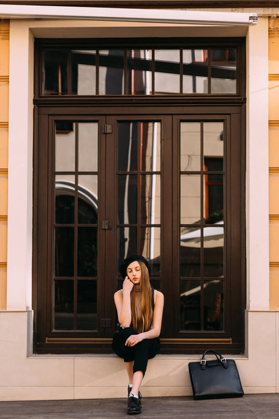 egy szelíd fotó egy lány, aki ül az ablakpárkányon, és becsukta a szemét - Fotó, kép