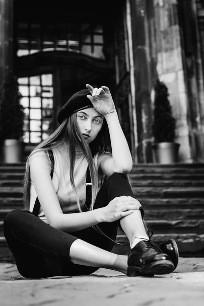 La chica en una pose elegante mira la lente de la cámara en una foto en blanco y negro
 - Foto, Imagen