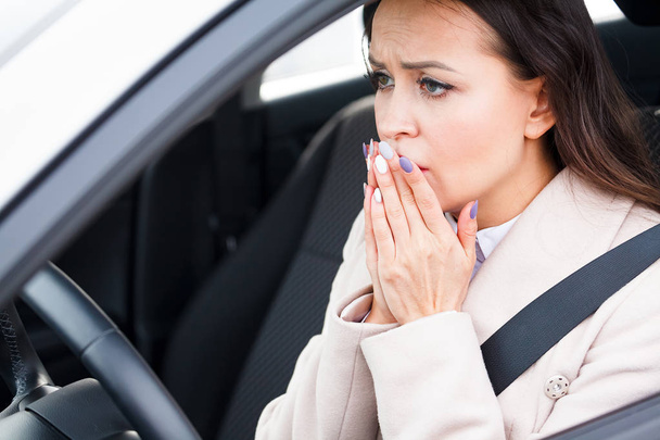 close-up tiro de estresse jovem mulher motorista em um carro - Foto, Imagem