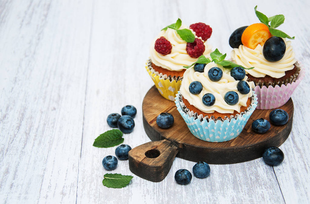 Cupcakes with fresh berries - Foto, afbeelding