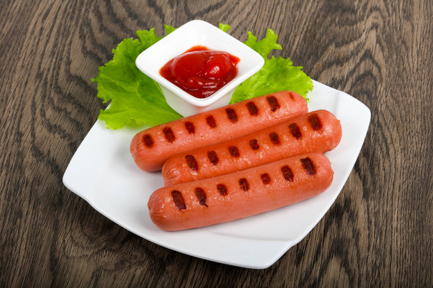 Salsicce alla griglia con insalata e ketchup
 - Foto, immagini