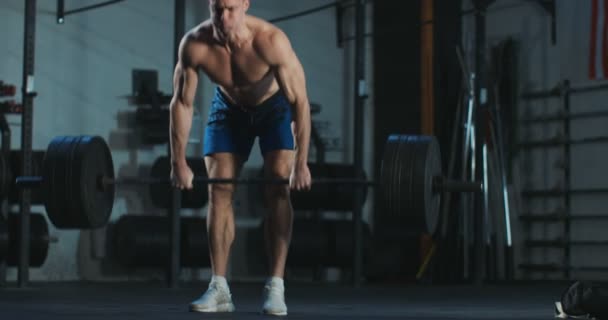 Sportsman finishing barbell exercise - Séquence, vidéo