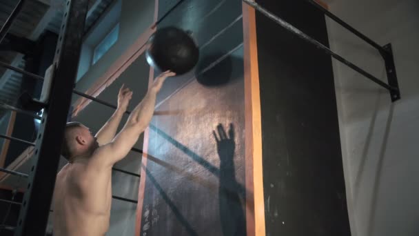 Sportsman lancer balle de poids dans le mur
 - Séquence, vidéo