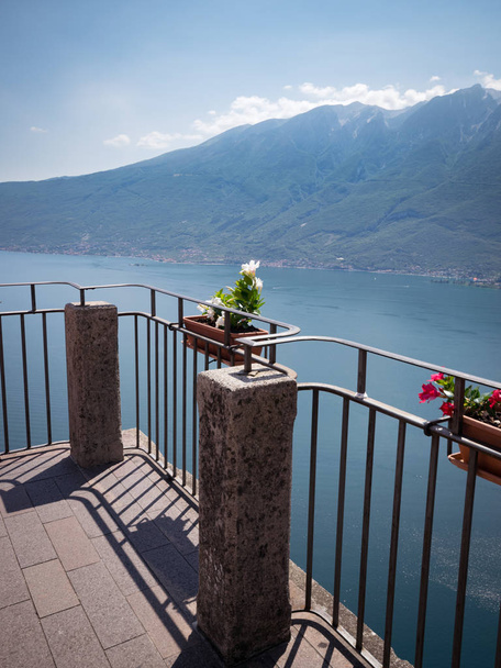 Terraza con flores con vistas al lago de Garda
. - Foto, Imagen