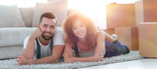 Happy couple lies on the floor in a new apartment - Foto, Bild