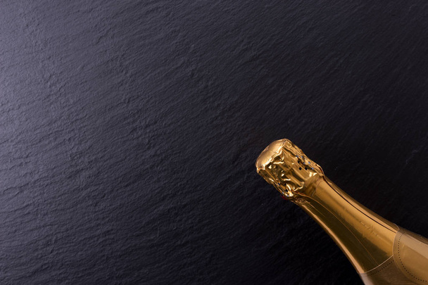 Bouteille de champagne sur plaque d'ardoise noire avec espace de copie
 - Photo, image
