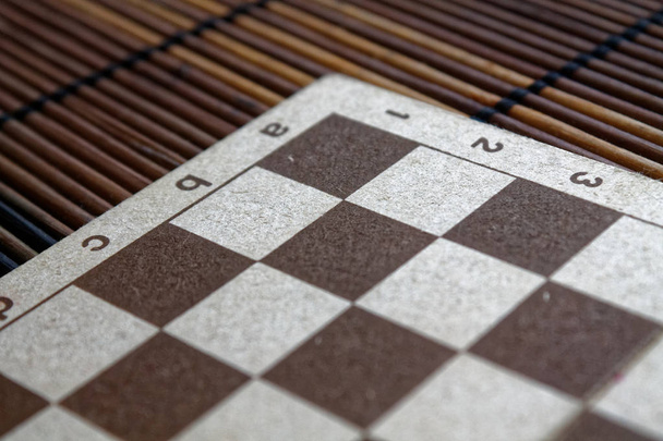 Magnetyczne drewniane pustej szachownicy z komórek biały i brązowy - Zdjęcie, obraz