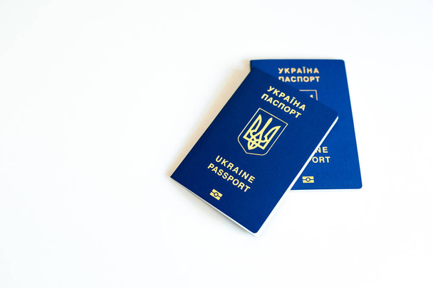 Nowe ukraiński paszport biometryczny blue chip identyfikacyjny i stary paszport ukraiński na białym tle - Zdjęcie, obraz