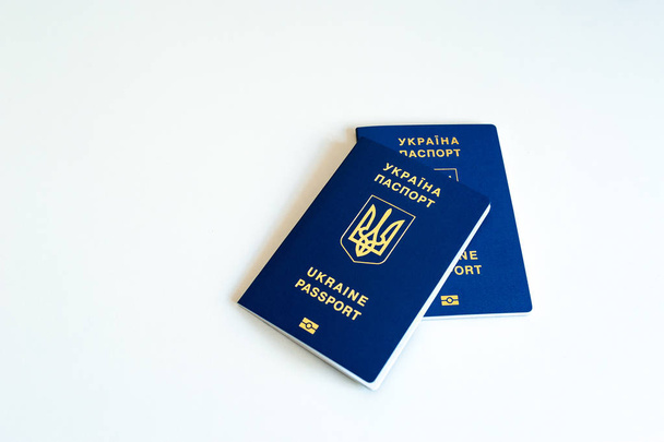 Nouveau passeport biométrique bleu ukrainien avec puce d'identification et ancien passeport ukrainien sur fond blanc
 - Photo, image