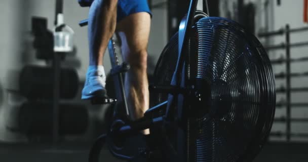 Sportowca szkolenie w powietrzu rower - Materiał filmowy, wideo