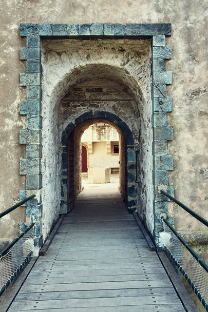 puente de madera y puerta de las fortificaciones medievales en Saint Tropez
 - Foto, Imagen