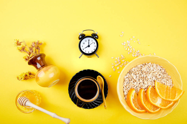 Ранкова кава, сніданок граноли, будильник
 - Фото, зображення