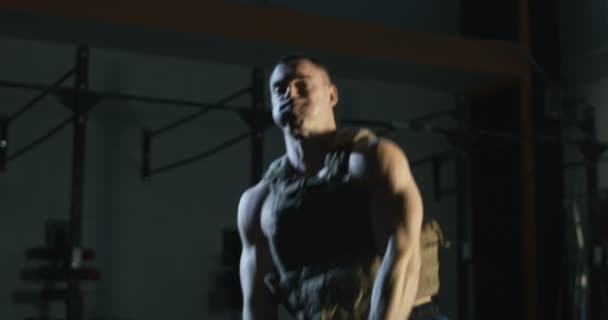Man in weight vest training with weight vest - Πλάνα, βίντεο