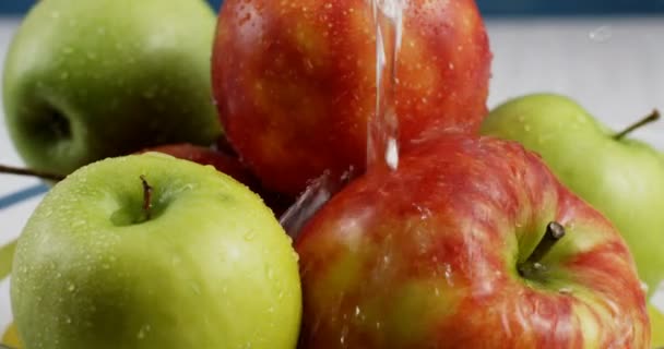 Мытье свежих красочных фруктов
 - Кадры, видео