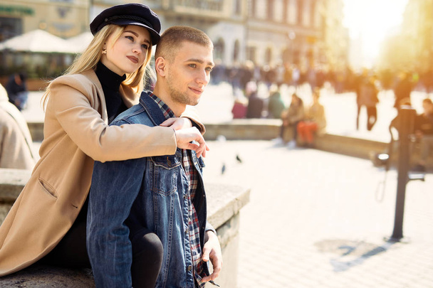 Lovely couple stand on city landscape and hug each other with su - Valokuva, kuva