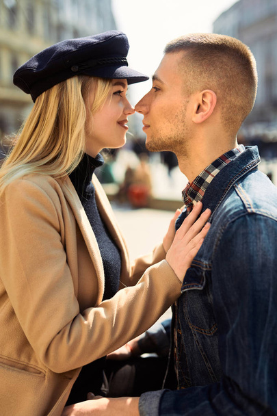 Lovely couple stand on city landscape and hug each other with su - Foto, Imagem