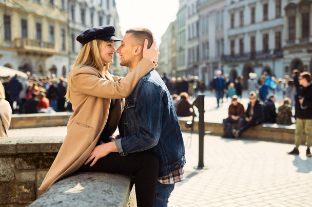 Lovely couple stand on city landscape and hug each other with su - Foto, immagini