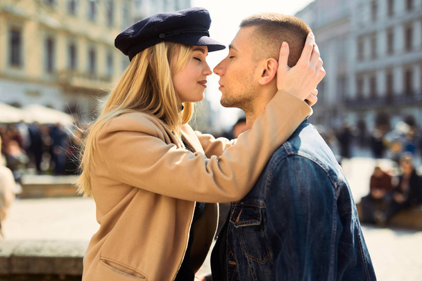 Lovely couple stand on city landscape and hug each other with su - Φωτογραφία, εικόνα