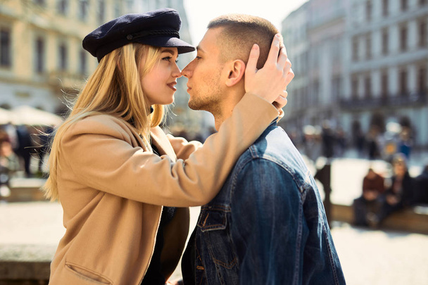 Lovely couple stand on city landscape and hug each other with su - Foto, Imagem