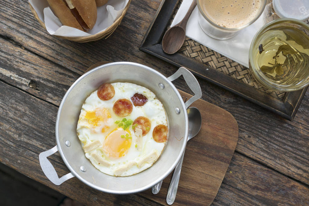 Σετ πρωινού, ψωμί, ζεστό καφέ, αυγό ομελέτα και ζεστό τσάι στο wo - Φωτογραφία, εικόνα