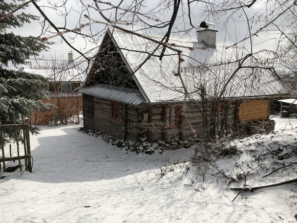 Stary dom  w gorach - 写真・画像