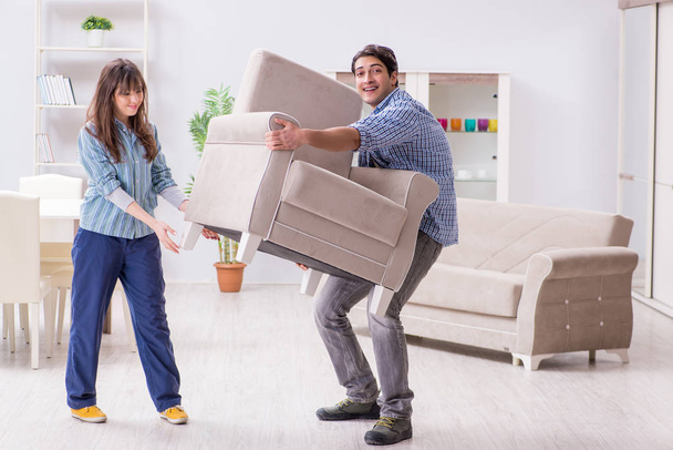 Muž pohybující se křeslo v obývacím pokoji - Fotografie, Obrázek