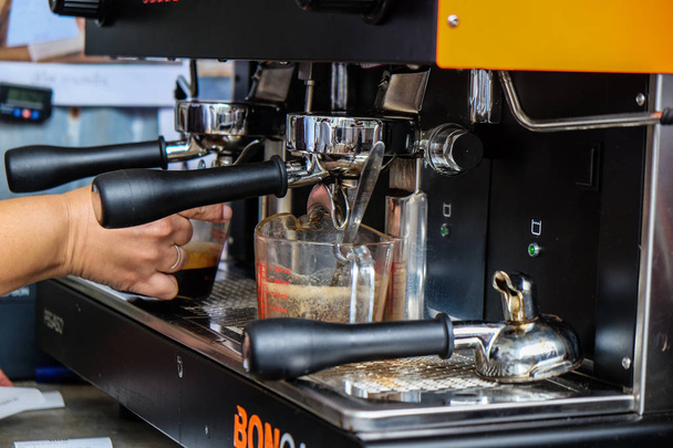 Café barista haciendo máquina de preparación de café, Industria de alimentos y bebidas
 - Foto, Imagen