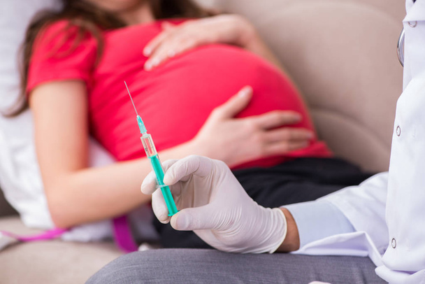 Zwangere vrouw patiënt op bezoek arts voor regelmatige check-up - Foto, afbeelding