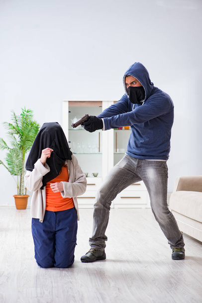 Fegyveres férfi bántalmazta fiatal nő otthon - Fotó, kép