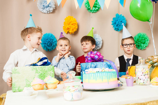 少年の誕生日ケーキ - 写真・画像