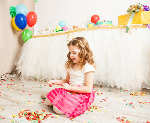 Celebrating birthday party with confetti - Zdjęcie, obraz