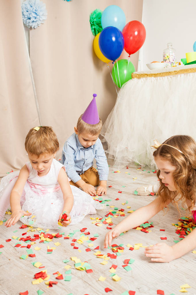 Celebrating birthday party with confetti - Фото, зображення