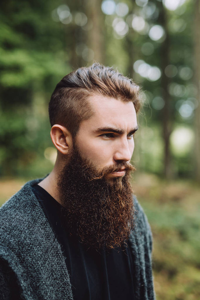 Ormanın içinde sakallı bir adam portresi - Fotoğraf, Görsel