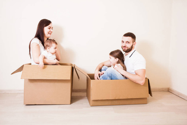 Family unpacking cardboard boxes - Φωτογραφία, εικόνα