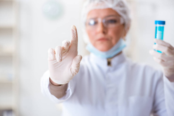 Γυναίκα χημικός πατώντας εικονικό κουμπί στο εργαστήριο - Φωτογραφία, εικόνα