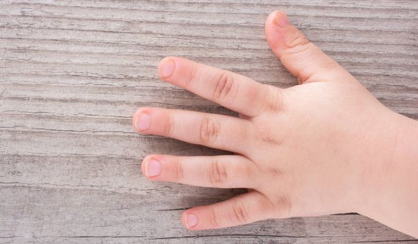 Hand open voor een gebaar geïsoleerd op witte achtergrond - Foto, afbeelding