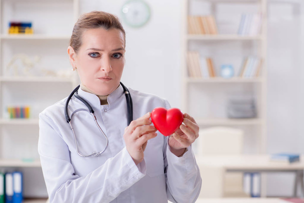Cardiologista com coração vermelho no conceito médico - Foto, Imagem