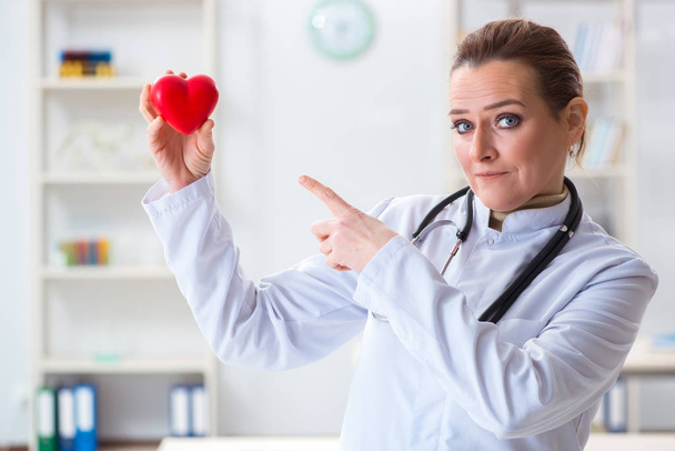 Cardiólogo con corazón rojo en concepto médico - Foto, imagen