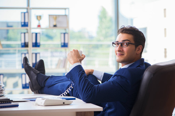 Επιχειρηματίας υπάλληλος μιλάει στο τηλέφωνο του γραφείου - Φωτογραφία, εικόνα