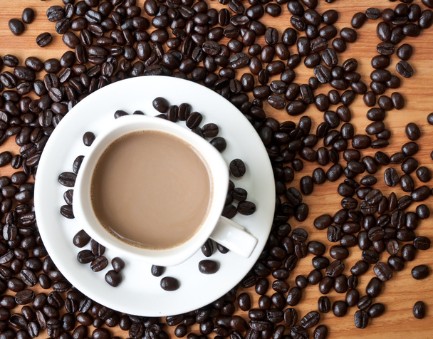 grains de café avec tasse de café blanche
 . - Photo, image