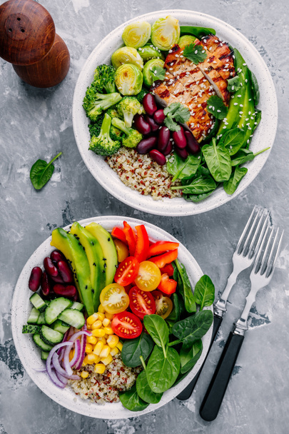 Zdravý oběd Buddha mísy. Avokádo, quinoa, červené fazole, špenát, avokáda a čerstvou zeleninou a grilovaným kuřecím masem a grilovanou zeleninou. - Fotografie, Obrázek