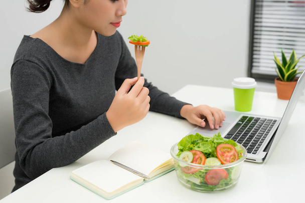 Donna che mangia sano pranzo d'affari in interni ufficio moderno
 - Foto, immagini