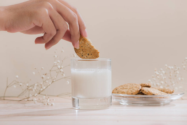 Beber leite e comer bolachas. Pastelaria café da manhã orgânico
. - Foto, Imagem