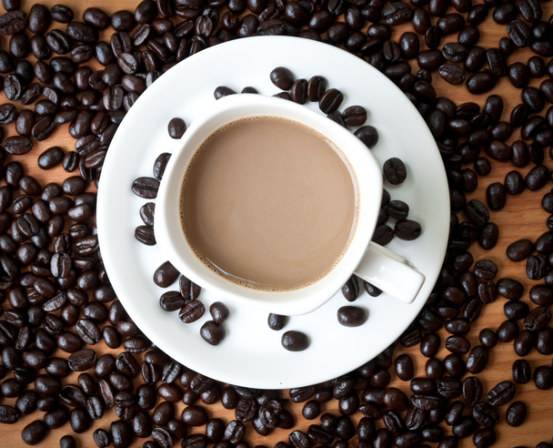 grains de café avec tasse de café blanche
 . - Photo, image